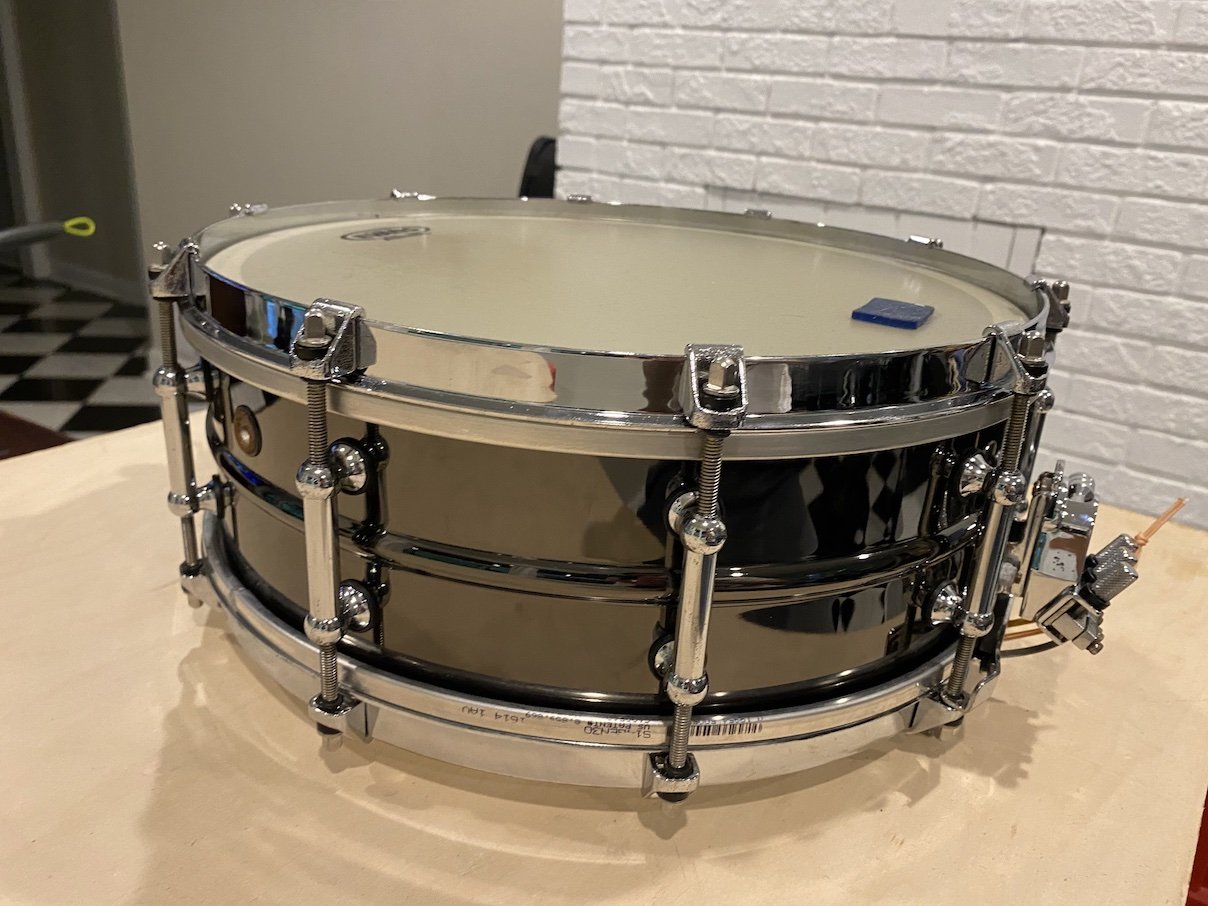 Moon Gel applied to a snare drum